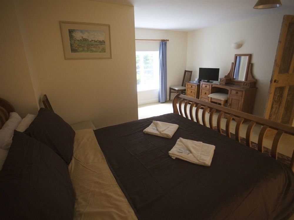 Stable Court Hotel โฮลท์ ภายนอก รูปภาพ